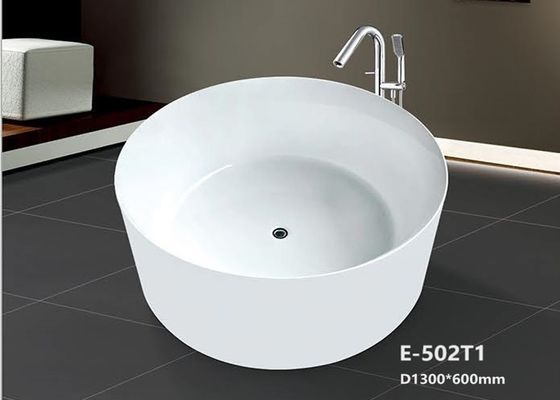 Vasca da bagno in posizione eretta con barra di presa