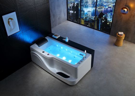 Luxuriosa vasca da bagno per massaggi con gradini per cascate