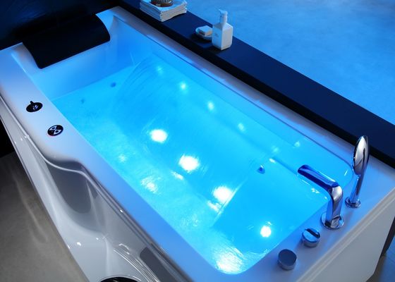 Luxuriosa vasca da bagno per massaggi con gradini per cascate