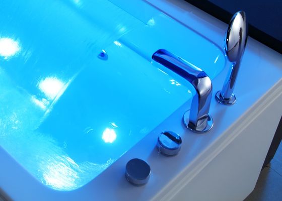 Luxuriosa vasca da bagno per massaggi con gradini per cascate