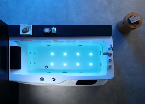Luxuriosa vasca da bagno per massaggi con gradini per cascate