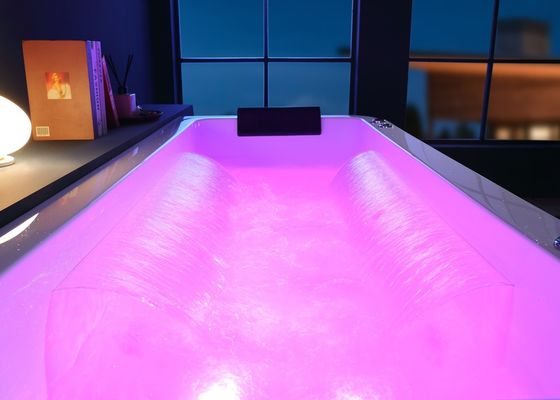 Vasca da bagno per massaggi con grembiule integrato e rubinetto per cascata a cromo indipendente