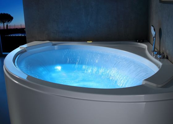 Bagno per massaggi a cascata circolare con sistema di riversamento di tipo U