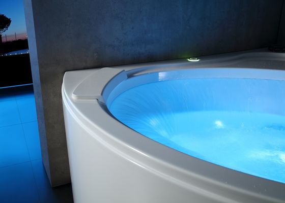 Bagno per massaggi a cascata circolare con sistema di riversamento di tipo U
